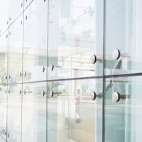 Puerta de aluminio con vidrio esmerilado